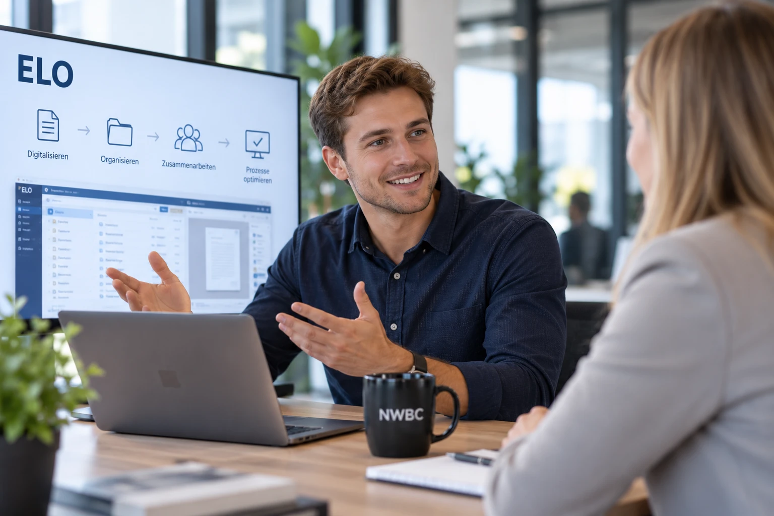 ECM/DMS (Junior) Sales Consultant (m/w/d) im Kundengespräch zu ELO